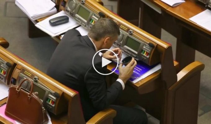 Депутат поел в парламенте (майдан)