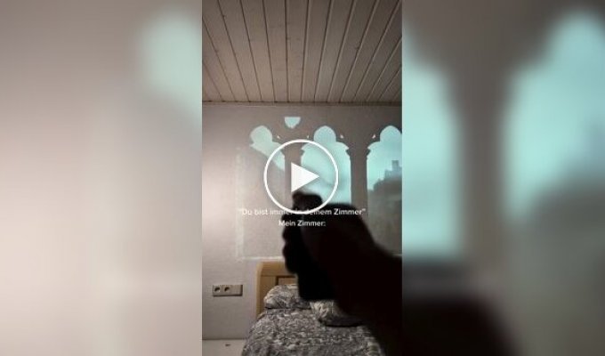 Проектор и видеролик превратили спальню в замок