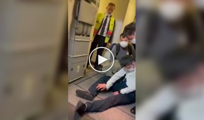 П'яні китайські чиновники спробували силою потрапити на борт літака