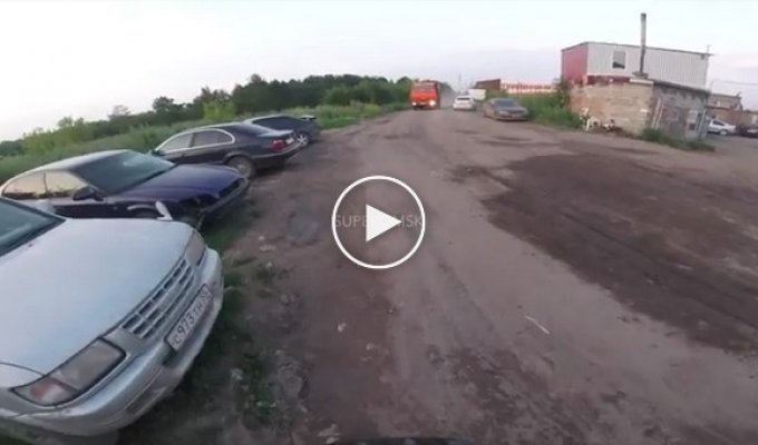 В Омске журналист на велосипеде следил за самосвалом со срезанным асфальтом 