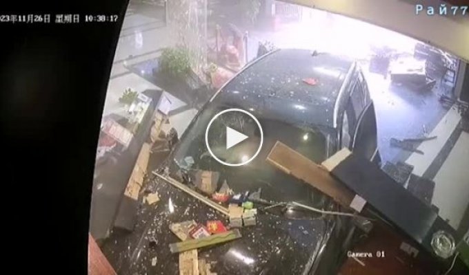 У Китаї автомобіль врізався в ресторан