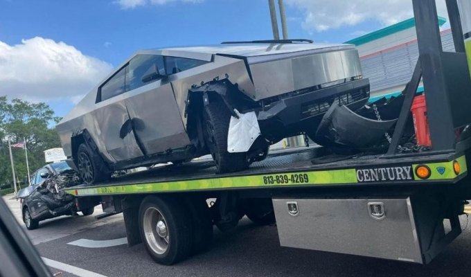 Another accident involving a Tesla Cybertruck. This time the car held up perfectly (3 photos)