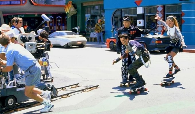 Interesting facts and footage from the filming of the film "Back to the Future 2", which many have not seen (26 photos)