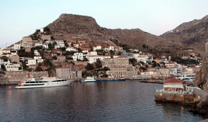 Dangerous pastimes of tourists: how the only forest on the island of Hydra was destroyed (2 photos + 1 video)