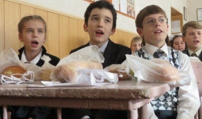 Детям в ДНР Дед Мороз принес батоны (3 фото)