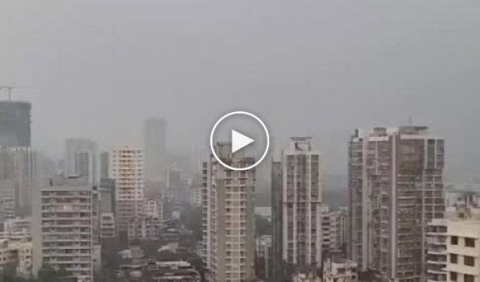 Мощнейший удар молнии в крышу здания в Мумбаи