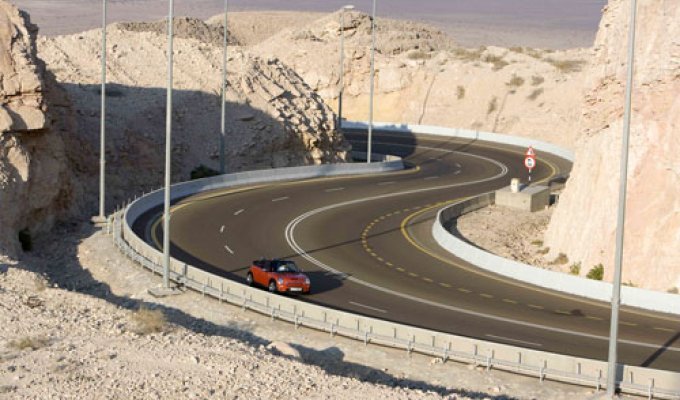 Необычные дороги в Эмиратах (7 фото)