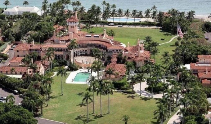 Elon Musk settled in Donald Trump's cottage (9 photos)