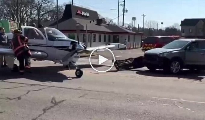 В США самолет задел машины во время экстренной посадки на дорогу