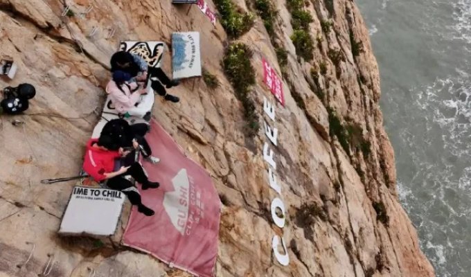 Когда за кружкой кофе готовы идти на край света и даже на край скалы (3 фото)