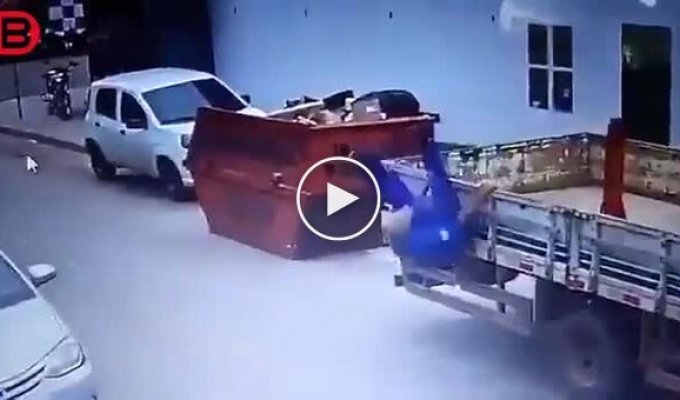 Водитель протянул руку помощи в самом буквальном смысле