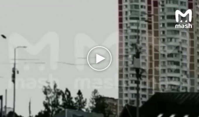 Момент попадания беспилотника по жилому дому на улице Атласова в Москве