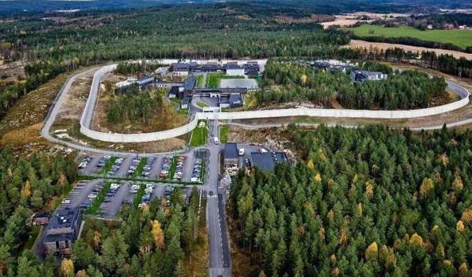 Buffet, walks in the woods and art therapy: paradise prison Halden for especially dangerous Norwegian criminals (13 photos)