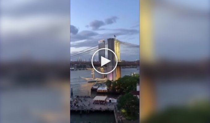 Корабль под мексиканским флагом эпично врезался в Бруклинский мост в Нью-Йорке
