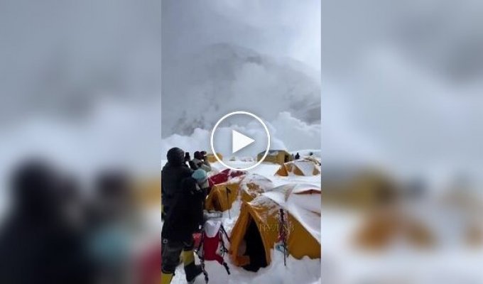 Climbers captured an avalanche on Everest