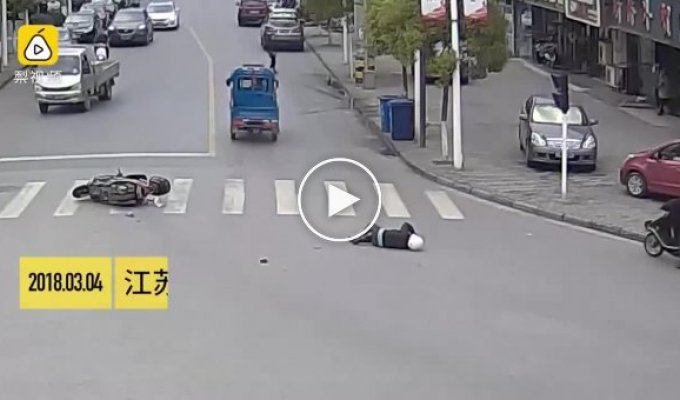 В Китае водитель сбил мопедиста и уехал
