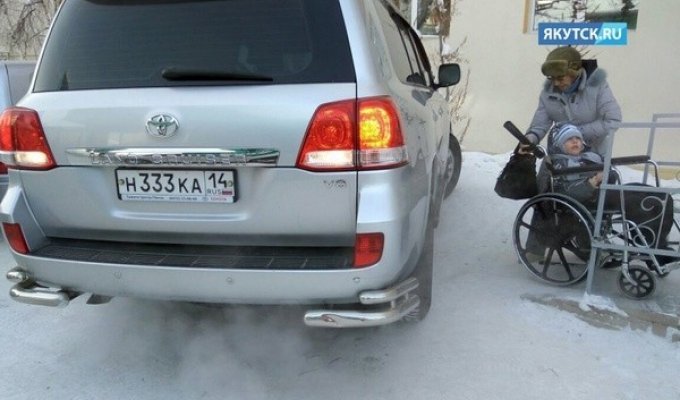 «Мне плевать на всех – паркуюсь, где хочу», или почему пандусы для инвалидов становятся бесполезными (1 фото)