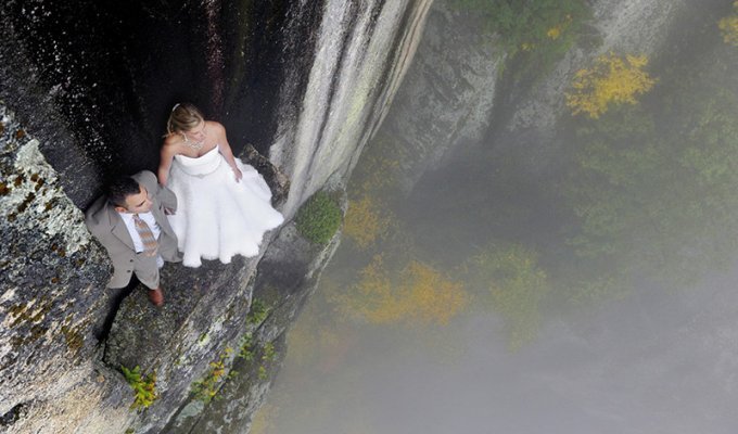 Экстремальная свадебная фотосессия на небольшом уступе скалы на высоте 100 метров (20 фото)