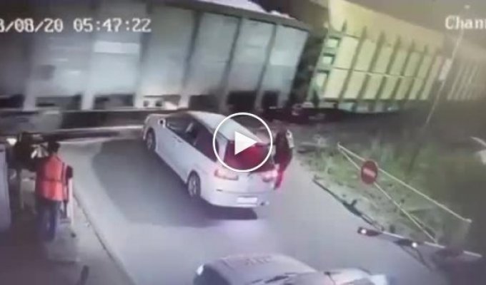 Аавтомобиль специально врезался в движущийся поезд