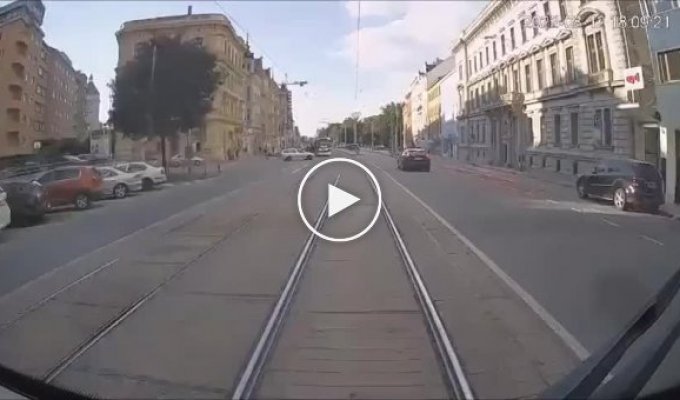 Невозмутимая девушка подрезала трамвай в Чехии