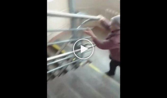 В первоуральской больнице пациентке с больной ногой пришлось ползти по лестнице