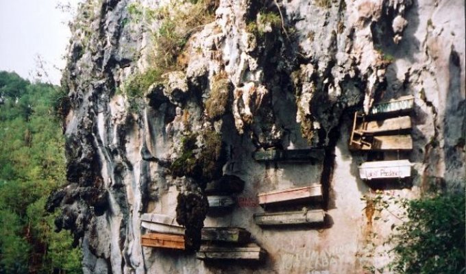 Могилы на скалах (9 фото)