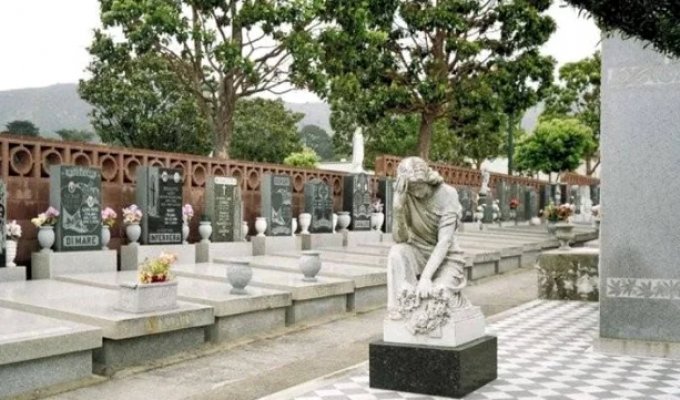 Colma: An American Cemetery Town That Lives Off the Dead (10 photos)