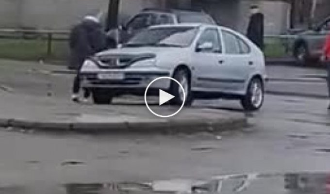 Коварный автозапуск: в Белоруссии автомобиль без водителя катался по кругу (мат)