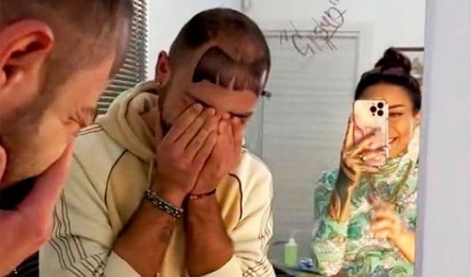 A guy from Italy started going bald and got bangs in a tattoo parlor (3 photos)