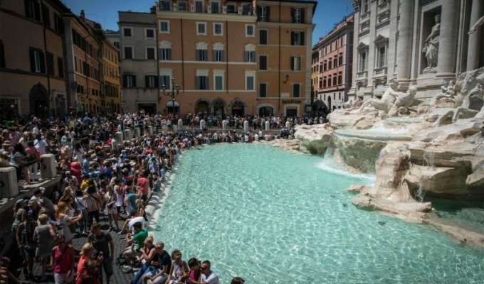 Tourists from all over the world threw coins worth one and a half million euros into the Trevi Fountain in a year (2 photos)