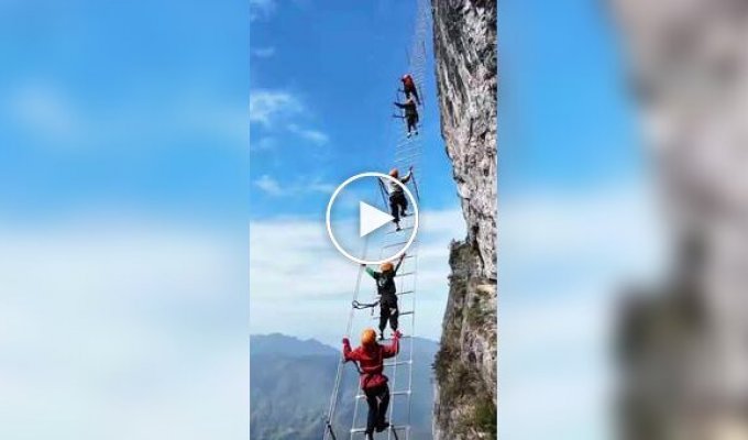 Аттракцион для смелых в Китае