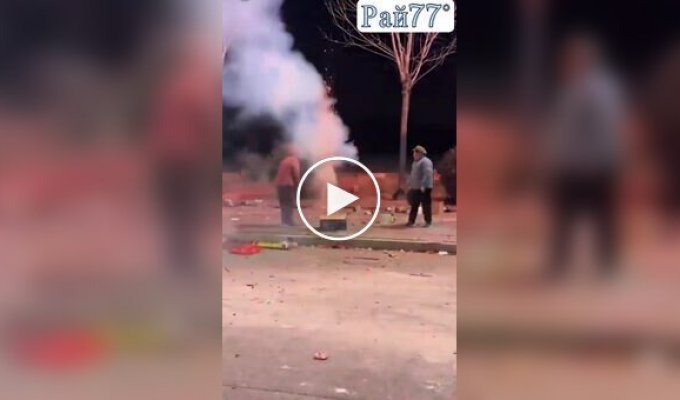 Китаянки не поделили коробку с фейерверками