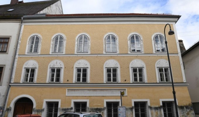 "Проклятый старый дом": в Австрии придумали, как использовать здание, в котором жил Гитлер (3 фото)