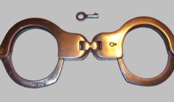 Unusual handcuffs (42 photos)