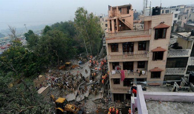 В Индии рухнул пятиэтажный жилой дом (15 фото)