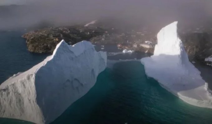 Гигантский айсберг приплыл к деревне в Гренландии (4 фото + 1 видео)