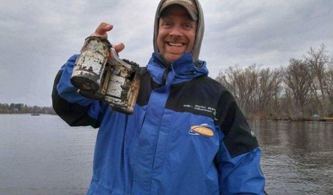 Американские рыбаки выловили упаковку пива 60-летней давности (2 фото)