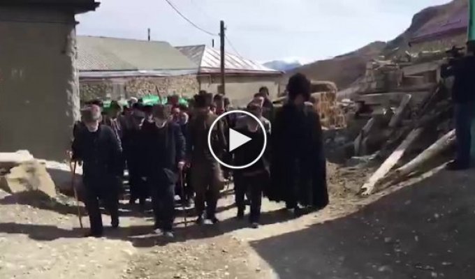 Старейшины одного из дагестанских селений идут на выборы