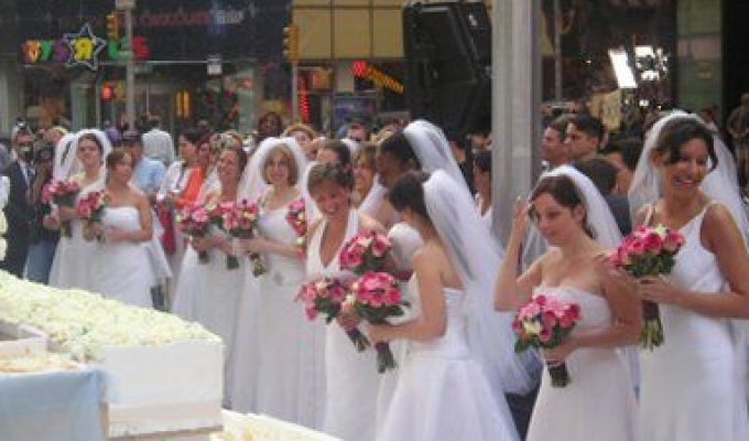Невесты и огромный торт (11 фотографий)