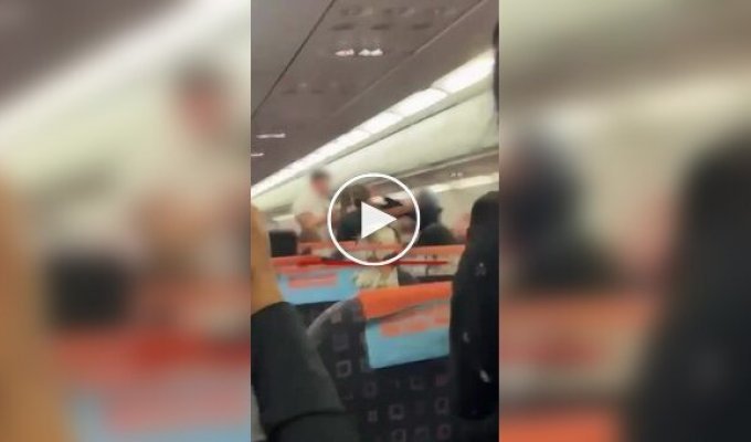 Trunk passengers started a loud fight on board, forcing the plane to make an emergency landing