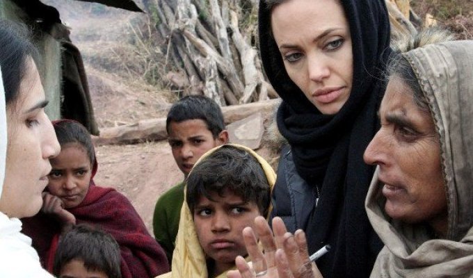 Angelina Jolie в Камбодже (10 фото)