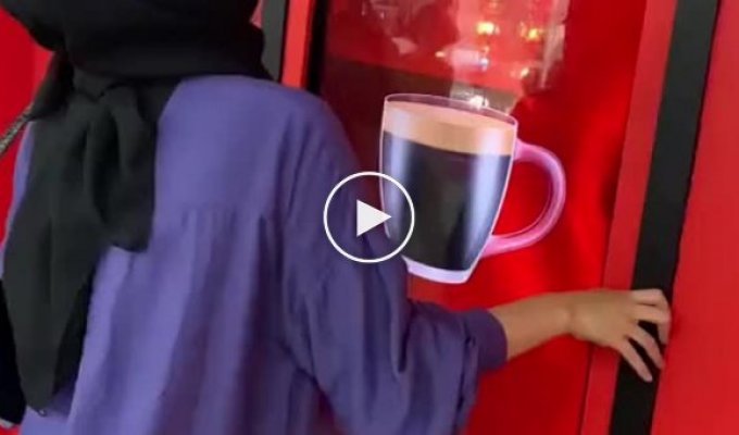 Автомат, который наливает бесплатный кофе, если сильно покричать
