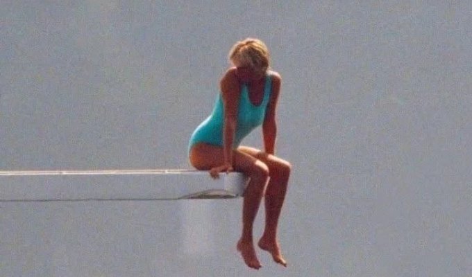 "Surrounded by Luxury, Yet Utterly Alone": 29 Years Since These Iconic Photos of Princess Diana (5 Photos)