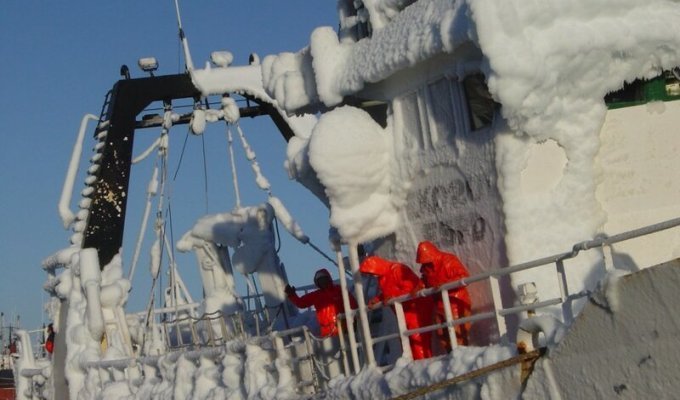 Обледенение судов, или как влажный ледяной ветер топит корабли (8 фото)