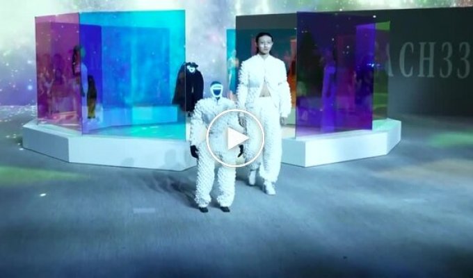 Robots and models together on the same catwalk: a futuristic fashion show in Seoul