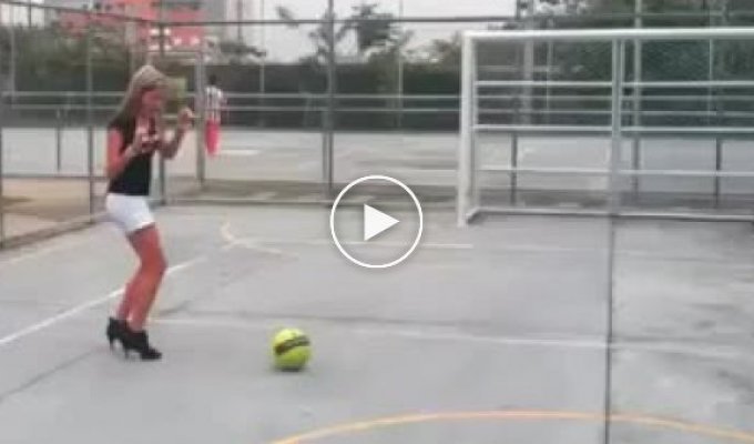 Футболистка играет с мячем на каблуках
