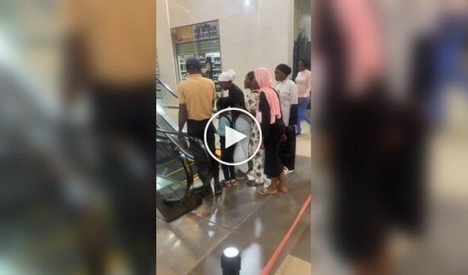 Болезненное знакомство женщины с эскалатором