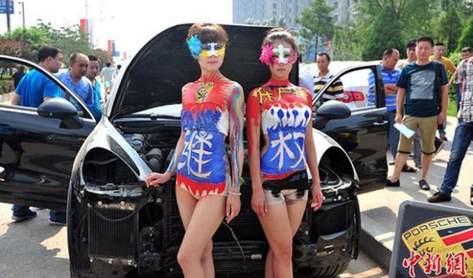 Китайский метод: борьба с автодилером при помощи оголенных дам (3 фото)
