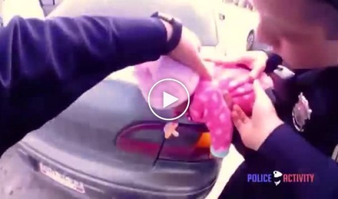 Полицейские спасли жизнь двухмесячной девочки
