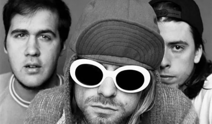 33 Rare Backstage Photos of Music Legends Captured by Iconic Photographers (34 photos)